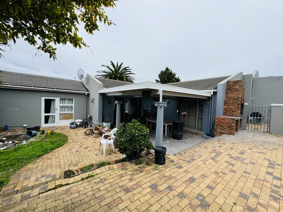 5 Bedroom Property for Sale in Table View Western Cape